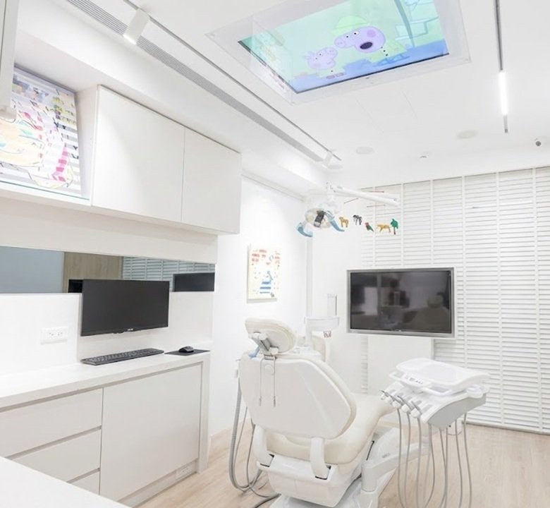 南港兒童牙醫診間環境實拍，林之驊執業牙醫師診所的icon，展於位在南港的曉美牙醫Akemi Dental clinic診間，專攻齒顎矯正、兒童牙科、隱形矯正、舌側矯正、數位齒顎矯正、舌側隱形矯正